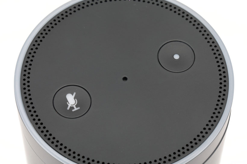 ↑ボタンは天面に電源とマイクオフの2つだけ。音声を捉えるマイクは円周に沿ってレイアウトされている