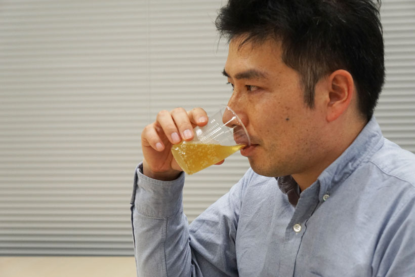 ↑味覚に神経を集中させる筆者