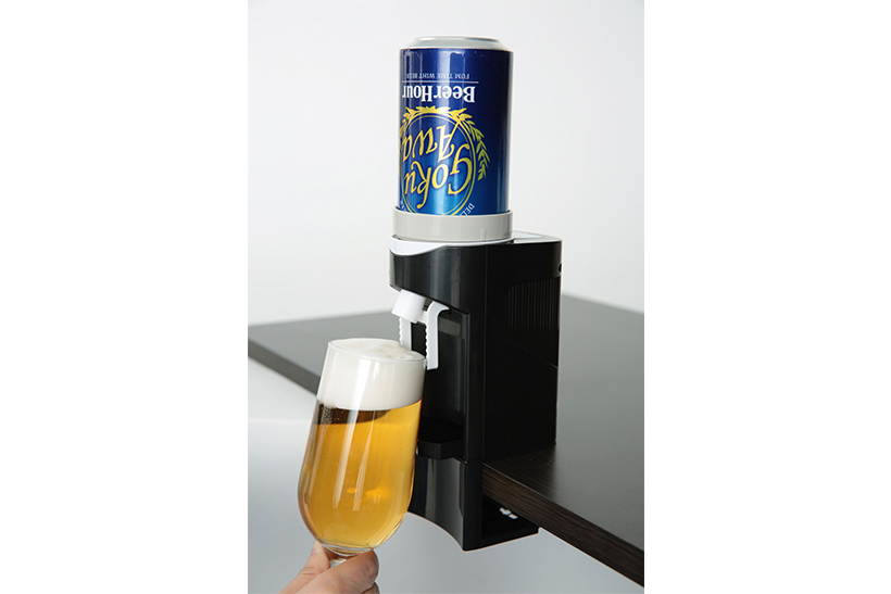 ↑テーブルに固定して片手で注げるバーサーバーもラインナップ(5378円/5月発売)