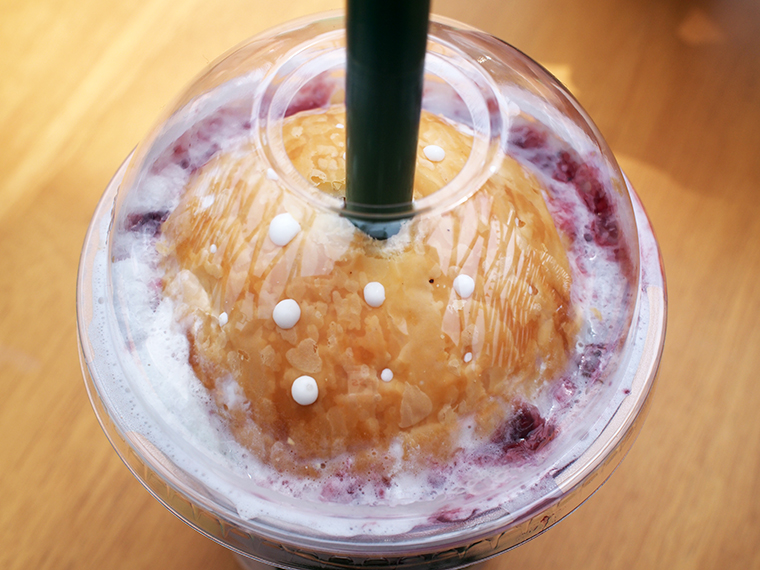 ↑パイには穴が開いているので、フラペチーノのなかに沈みやすくなっている