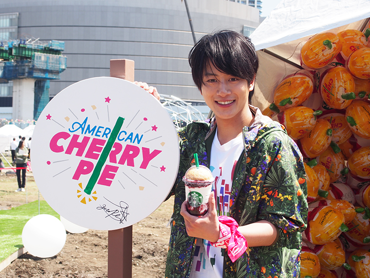 ↑毎朝行くほどスタバが大好きな溝端淳平さん。新作のフラペチーノにもご満悦