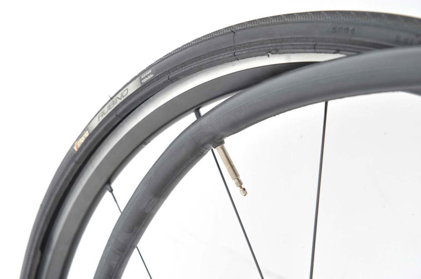 コースによって使い分けるのが通! ロードバイクのタイヤ・ホイールの種類と表示の読み方を画像でチェック