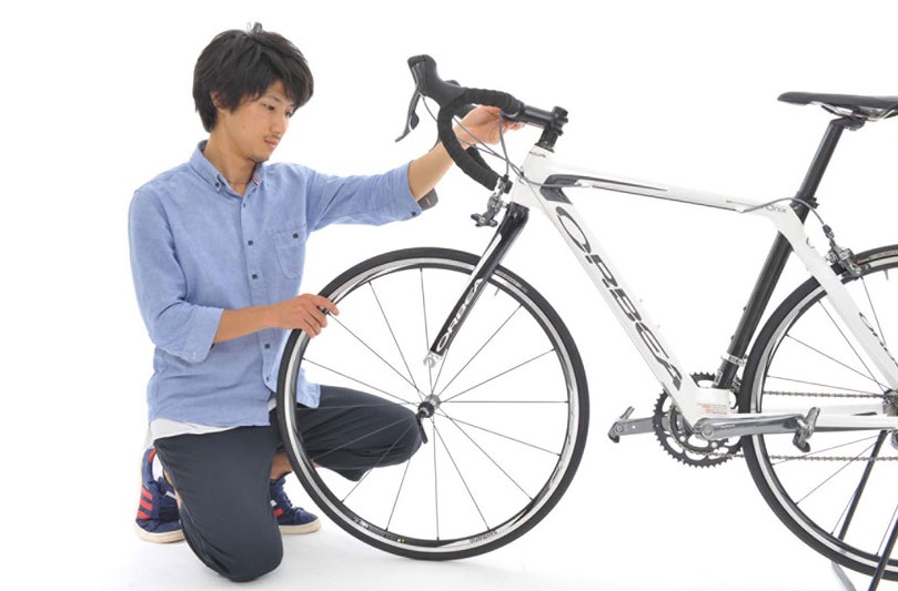 マスト技ながら見落としがちなポイント多数! 画像で学ぶロードバイクのフロントホイール脱着方法