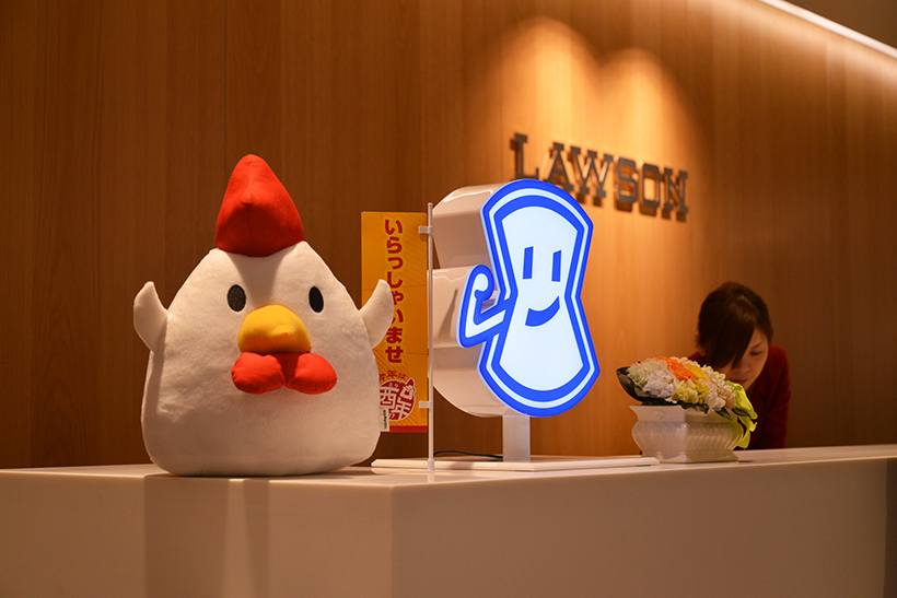 ↑ローソン本社を訪れると、受付ではからあげクンがお出迎え