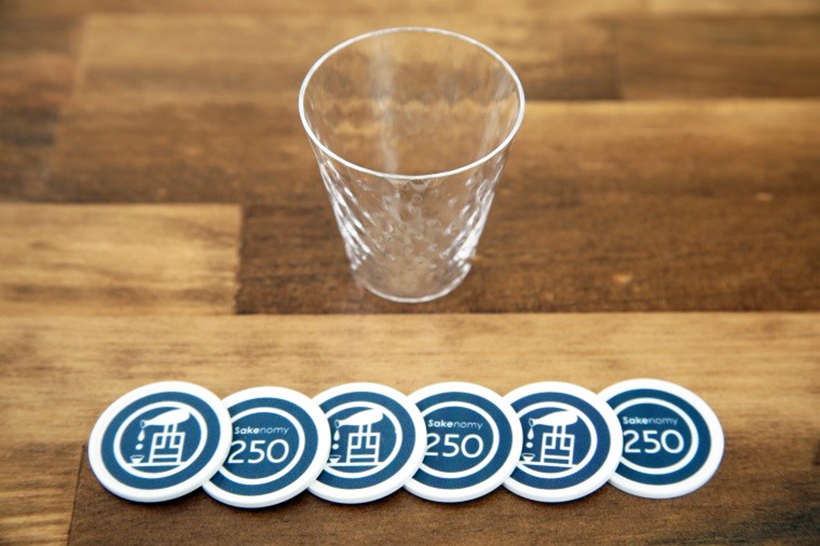 ↑セットの内訳は、お酒と食事に使える1枚250円コインが6枚分。そして「松徳硝子」の薄張りグラスももらえます。なお平日12:00~16:00はハッピーアワーで、お酒用コインが1枚プラス!