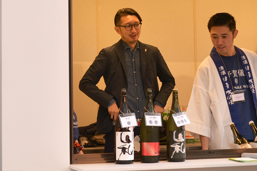 ↑山和酒造店の蔵元・伊藤大祐さん(左)