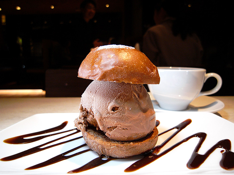 ↑チョコレートバンズでアイスクリームを挟んだUMAMI BURGER のデザート「チョコレートスライダー」(540円)は全3種類