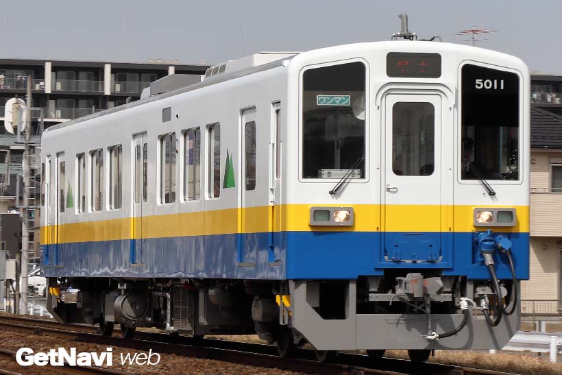 ↑関東鉄道のキハ5010形は青色、黄色、白色の華やかな3色の塗り分けで目立つ