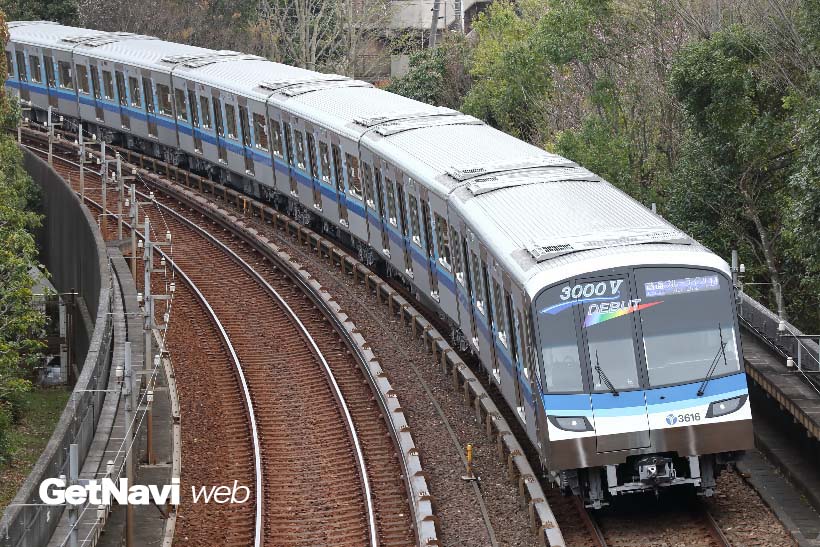↑前面に「3000V DEBUT」のシールが貼られ