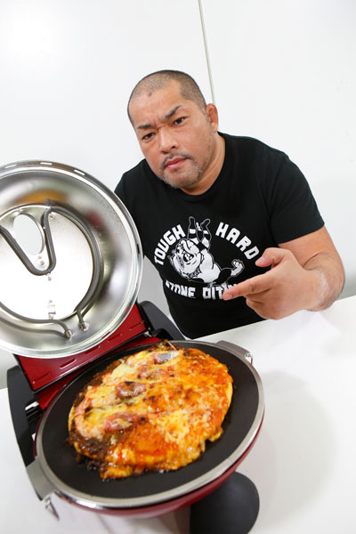 ↑上下で味が異なる2色ピザを作成。「レトルトを使えば、トッピングは5分もかからないな。生地作りの時間のほうが長かった……」（石井選手）