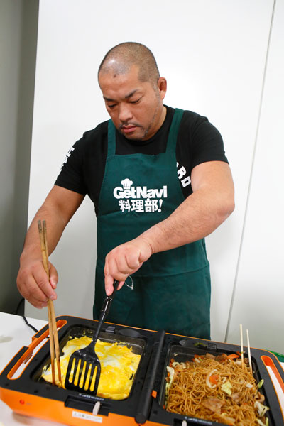 ↑焼きそばを作りつつ、反対のプレートで薄焼き卵を作ります。自分で自炊をするというだけあり、惚れ惚れするような手際の良さ！　矢野選手に「おっちゃん、焼きそばいくら？」とイジられ、「300円…」とコワモテの屋台のお兄さんを演じる一面も