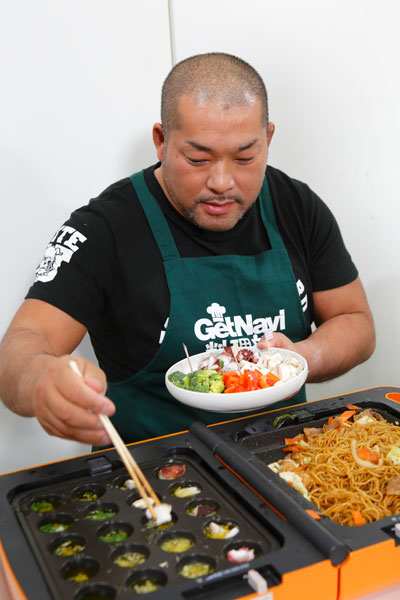 ↑アヒージョはオリーブオイルにニンニクを入れ、魚介や野菜などを投入するだけ。今回はタコやトマト、ブロッコリーなどでヘルシーに仕上げました