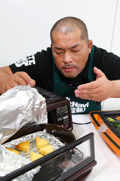 ↑加熱開始15分あたりで、部屋に香ばしいスモークの匂いが漂います。「こんな短時間なのに、本格的な燻製の匂いがするね。チーズにもちゃんと燻製の色がついてる！」（石井選手）