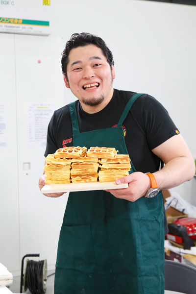 ↑大量に焼き上げたワッフルの山に、矢野選手もにっこり
