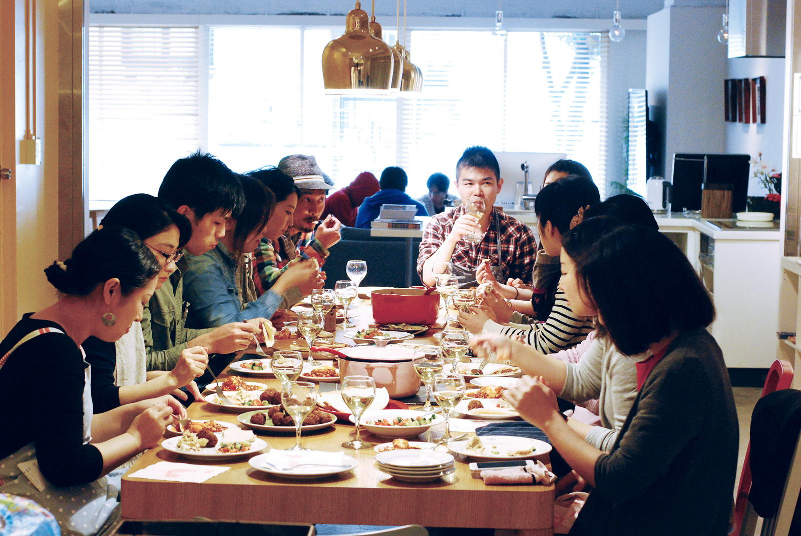 ↑ 参加者は年齢、性別、職業と多種多彩。料理を食べたり作ったりしながら、楽しく交流できるのも魅力だ