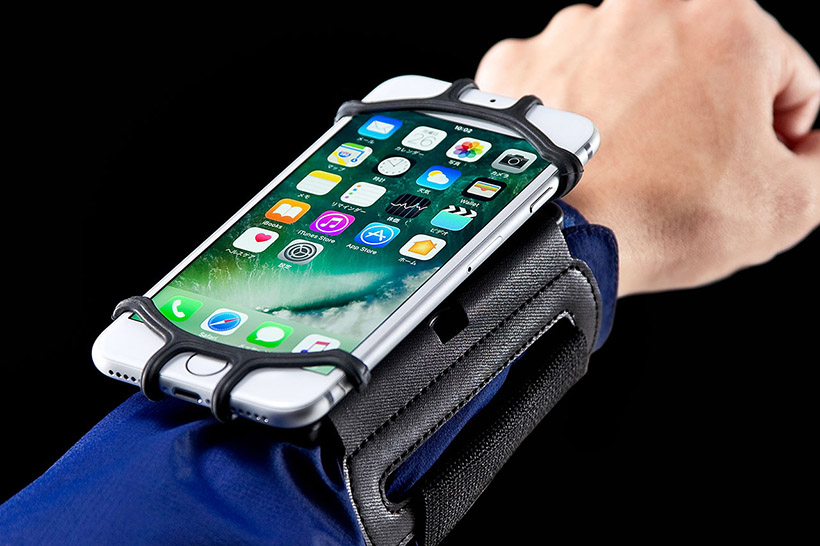 男子の憧れが実現! スマホをハンドヘルドコンピューター風に装着できるリストバンド