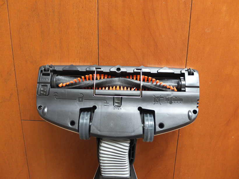 #写真15 ヘッドの裏側 ↑ZB3234Bのヘッドの裏側。硬質なブラシとブラシ専用モーターを搭載しており、これでカーペットのゴミも強力にかき取ります。吸い込み口の幅は207mmです