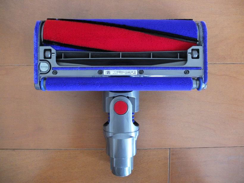 ↑dyson V8 Fluffyのヘッド裏面。赤と青の部分がフェルト地のソフトローラーで、その間黒い部分がカーボンファイバーブラシ。ヘッドのほぼ全幅サイズでローラーが設置されており、ゴミを逃さずとらえる。吸い込み口の幅は228mm。ヘッドにはソフトローラークリーナーヘッド専用モーターが搭載されています