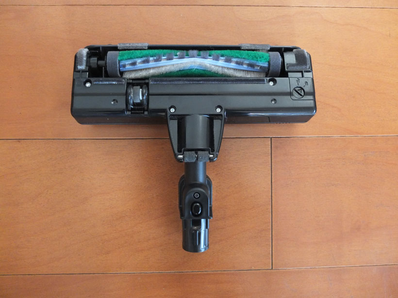 ↑MC-BU500Jのヘッドの裏側。ヘッドはモーター駆動のブラシを搭載。ブラシはパナソニック独自のV字型で、吸引力の強い中央部にゴミが集まりやすい構造になっています。フローリングではその効果が表れていたのですが……。吸い込み口の幅は175mmと小型になっています