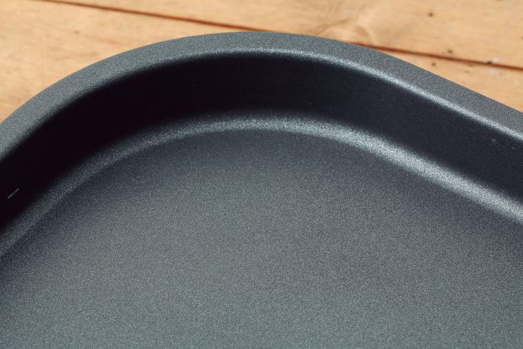 ↑サーモスタット付きで温度は240℃に固定。小型なのでプレート全体に熱が入り、食材に火が均一に通る