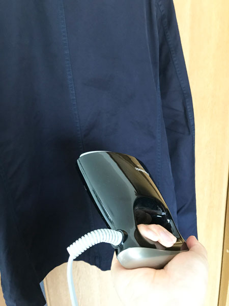 ↑2代前のNI-FS360は、時計でいうと2時から7時くらいまでの角度が苦手。悲しいほどスチームが出ません…