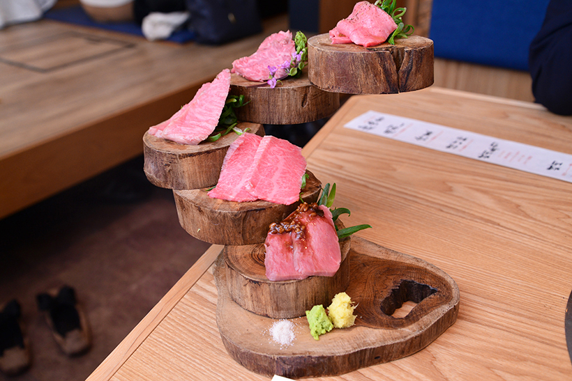 ↑牛肉刺し盛り合わせ 5種/1人前890円(写真は2人前)。和牛ミスジ、ハラミ、和牛ヘッドバラ(カルビのこと)、ハツ、タンが一皿に