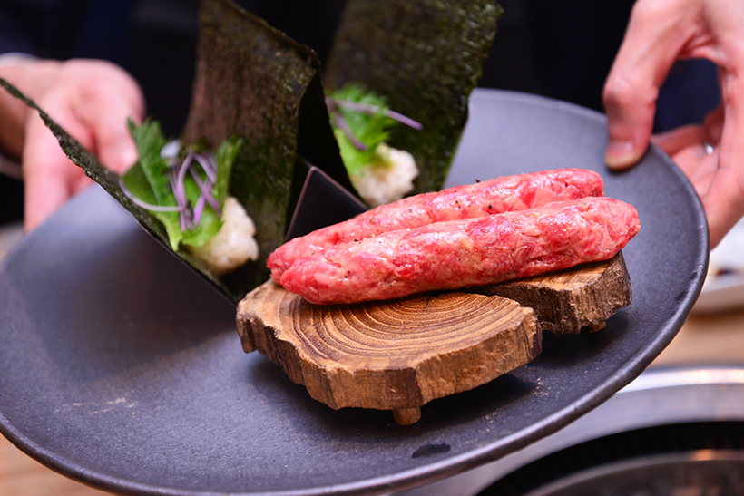 ↑牛つくね/1貫360円(写真は2貫)。手切りした牛肉によるつくねは、さながら粗挽きビーフハンバーグ