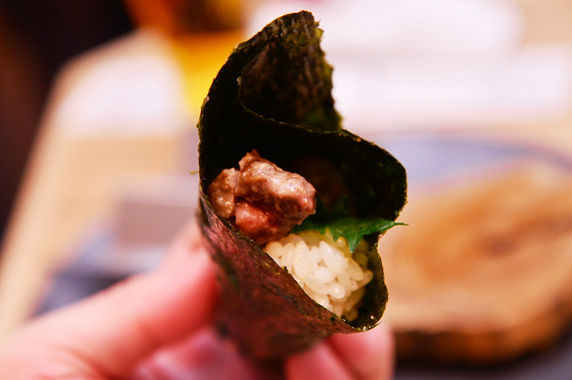 ↑牛つくねの焼き加減は好みで、手巻きスタイルで食す「巻きずし」