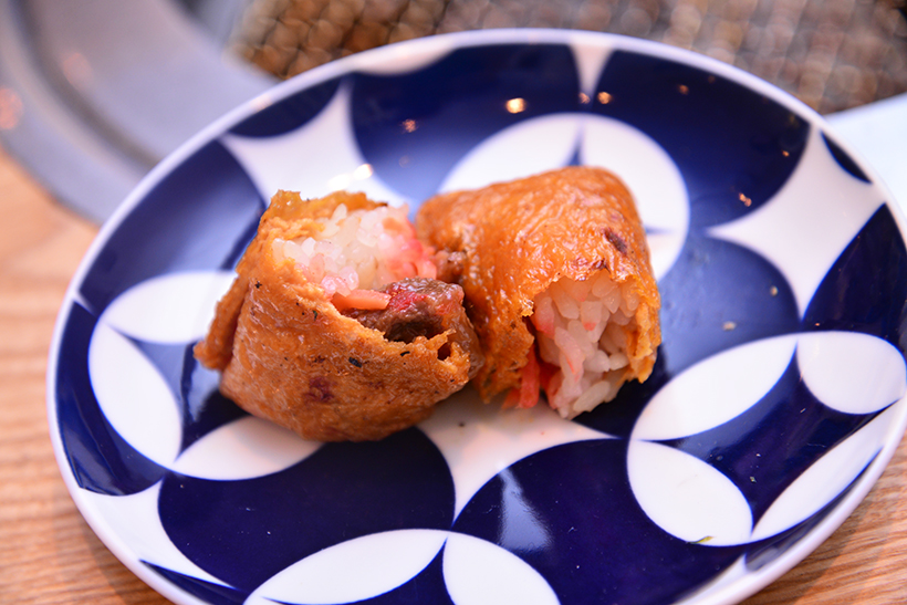 ↑同店のいなりは、その名も「焼き稲荷」。これは牛スジ稲荷/230円。こんがりと色が付くまで3面を焼き、香ばしさも楽しめる技ありの逸品です