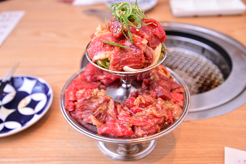 ↑通常の焼肉も楽しめます。これは焼肉ミックス盛り/2人前1780円(4人前は3280円)。霜降りから赤身まで異なる部位を5種類楽しめて、このプライスはおトクといえるでしょう! ※2人前は250g、4人前は500g