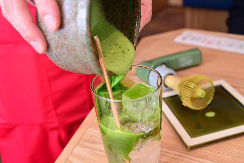 ↑特濃抹茶ハイ/450円。ドリンクにも衝撃的なメニューがあり、そのひとつがこちら。なんと目の前で抹茶をたて、酎ハイに流し込むという一杯です。とろっと香り高い抹茶が焼酎と絶妙にマッチ!