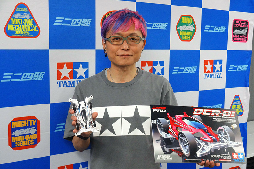 ↑DCR-01のデザインを担当したやまざきたかゆき氏。手にしているのはホワイトに塗装した試作モデル