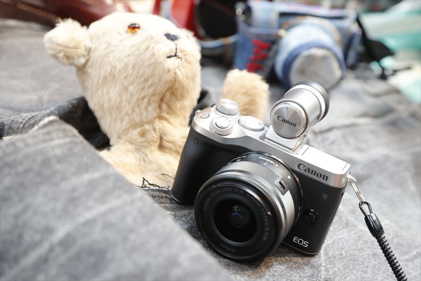 キヤノン EOS M6とM5の違い――それはカフェにあった
