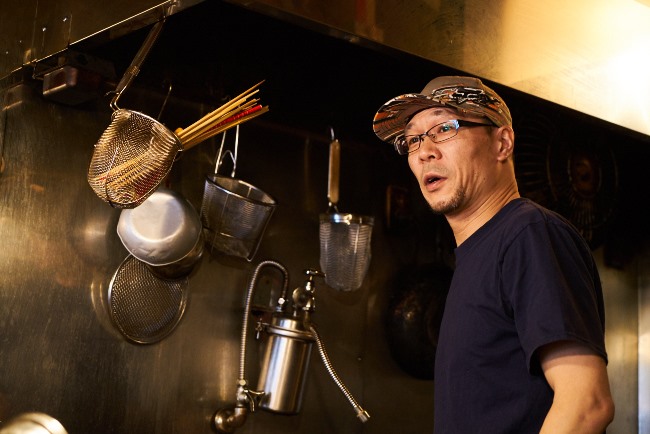 店主の利田昌(以下アキラ)さん。「TT(田中さんのあだ名)~、明日BBQあるから来ない~?」と常連さんたちとの親睦会への招待が。聞けば田中さん、近所に住んでいたころは運動会などの催しに参加していたそうです
