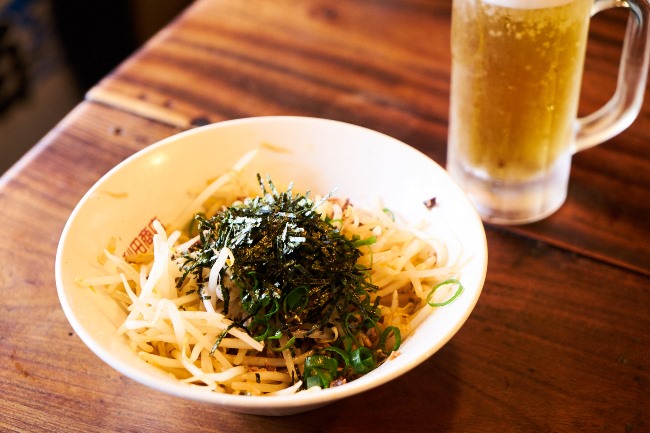 こちらが最初にオーダーすべき、もやしくずチャ~シュ~(¥480)。ラーメンに使われるもち豚チャーシューの切れ端と、シャキシャキのもやしに海苔の香りが好アクセント。これ以外のつまみは日替わりです。キンキンに冷えた生ビ~ル(¥500)をグイっと!