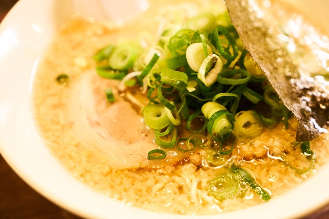 もちぶたラーメン(¥650)。もちぶたは豚骨ではなくチャーシューや背脂に使用。濃厚な甘味が特徴で、よりインパクトの強い味わいを演出しています。麺の硬さ、味の濃さ、脂の量をカスタマイズできるのもうれしいポイント。さらにいえば、飲む人のためにミニラーメンを550円で提供している心配りも秀逸!