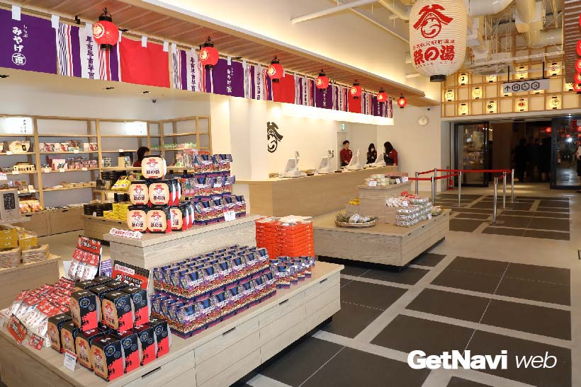 ↑秩父のお土産や地場産品が勢ぞろいした「ちちぶみやげ市」。限定品も用意されている
