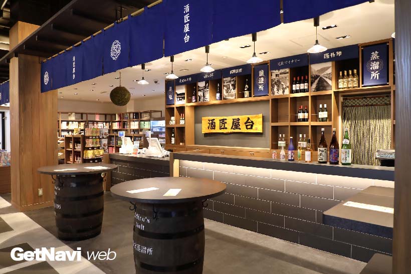 ↑秩父の日本酒、ワインなどが用意された「酒匠屋台」。ちょい呑みコーナーもある