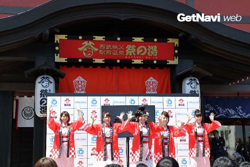 ↑オープン前に開かれた内覧会では、タレントのジャスミンと祭りの湯ガールズが「祭の湯音頭」の振り付けを披露した