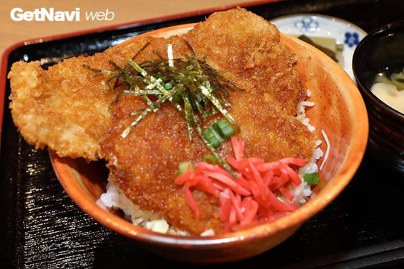 ↑秩父の名物わらじかつ丼。「並」は950円で丼に入り切らない大きさのかつが2枚のっている