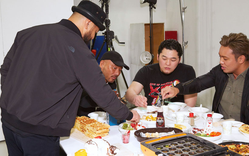 ↑チョコレートフォンデュにはメンバーも興味津々