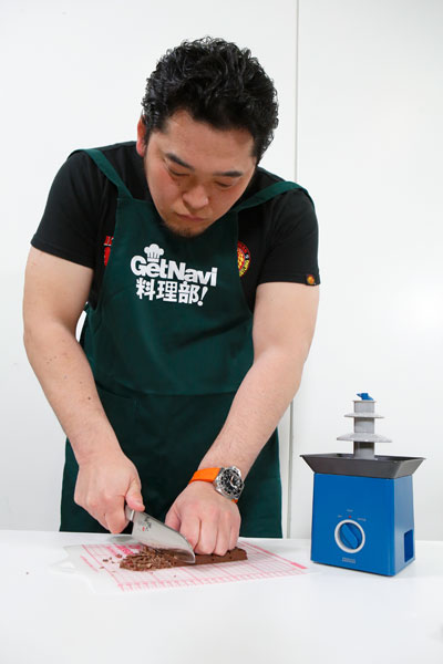 ↑チョコレートを細かく刻み、牛乳と混ぜて溶かしたら、あとはフォンデュブロック タワーに流し込むだけ