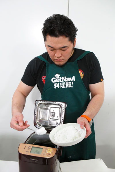↑材料を次々と放り込みながら「うちにもホームベーカリーはあるけど、これでケーキを作るのは初めてかもしれません」とコメント。やっぱりホームベーカリーも持ってるんですね……