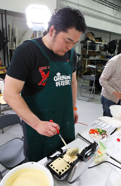 ↑「実はワッフルメーカーも自宅にあるんです。たまに朝ご飯に焼いて食べているからワッフルを焼くのは上手いです!」と話す矢野選手。その調理経験の豊富さには驚かされるばかり