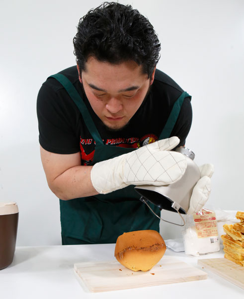 ↑アラームが鳴ったらケーキの完成。やや小ぶりのケーキですが、しっかりと焼き上がりました!