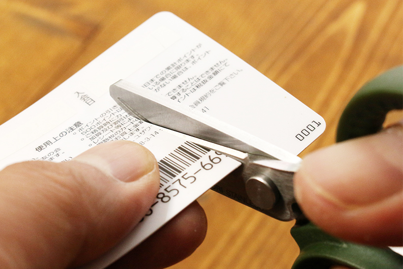↑プラカードぐらいなら簡単に切れる。コンパクトでもマッシブ
