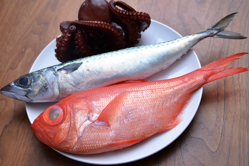 ↑購入した魚介類。手前から金目鯛(千葉産)980円、真サバ(三重産)300円、ボイル真ダコ(岩手産)600円