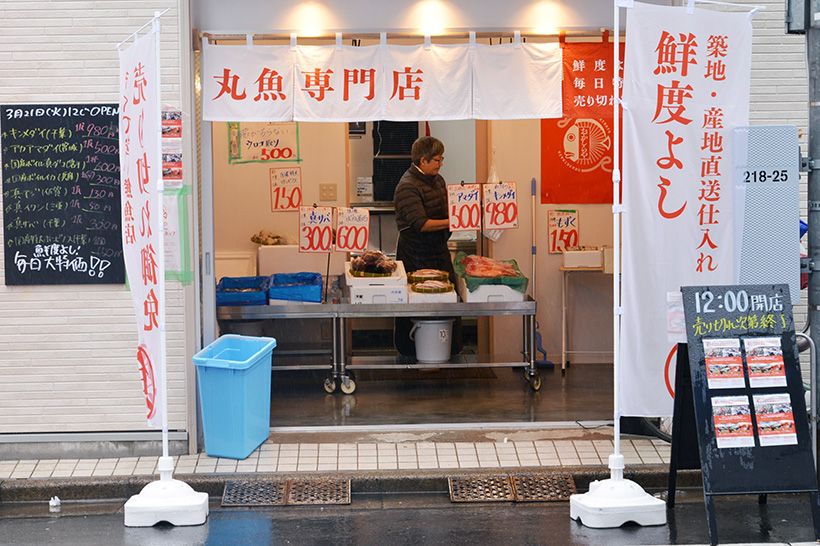 ↑おかしらやの外観。5坪という限られたスペースの店内は販売のみで、調理加工のエリアを持たず、包丁などの調理道具もありません