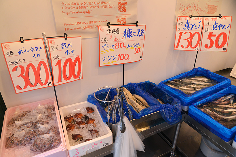 ↑発泡スチロールに入ったままダイレクトに販売するのも、安くするためのポイント。値札でわかるように、スーパーの20~50%オフの値段で販売されています