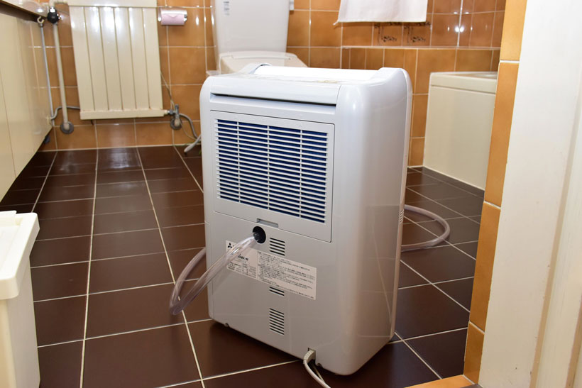 ↑市販のホースを使えば連続排水もできる。タンクに水をため込まずに直接排水できるので、徹底的に除湿したい場合に便利だ